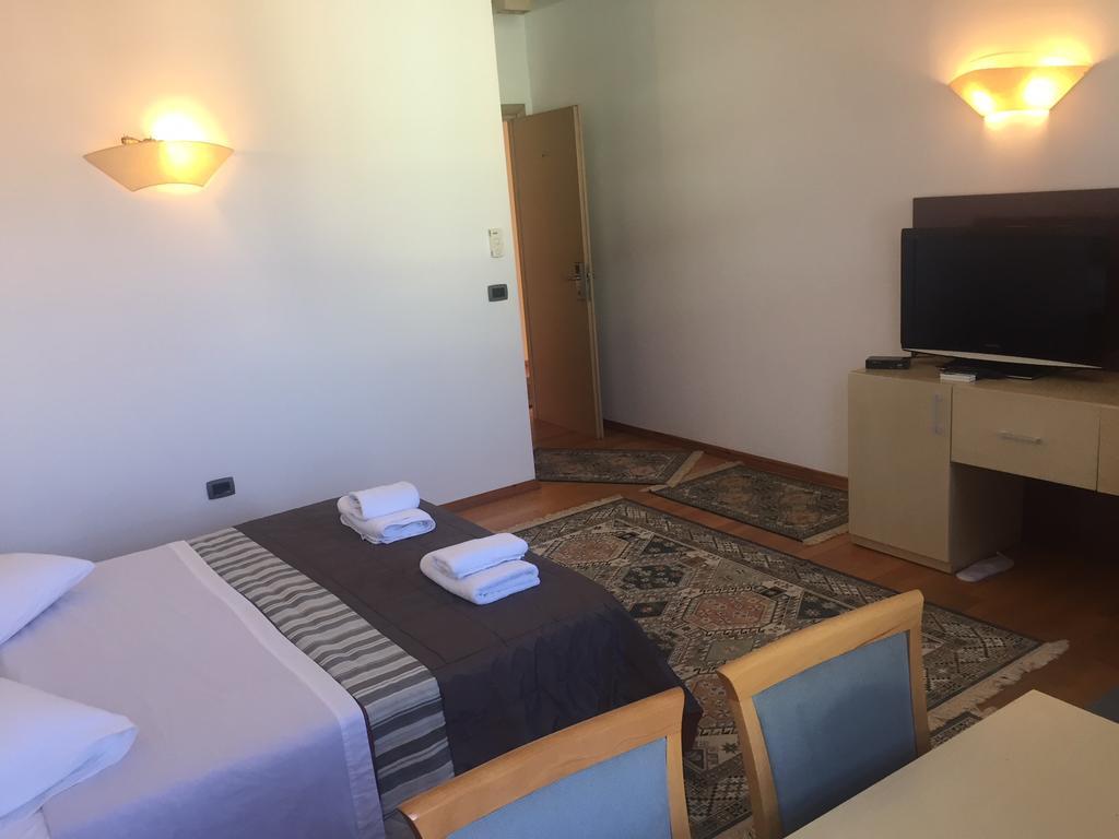 Hotel Bermon Тирана Экстерьер фото