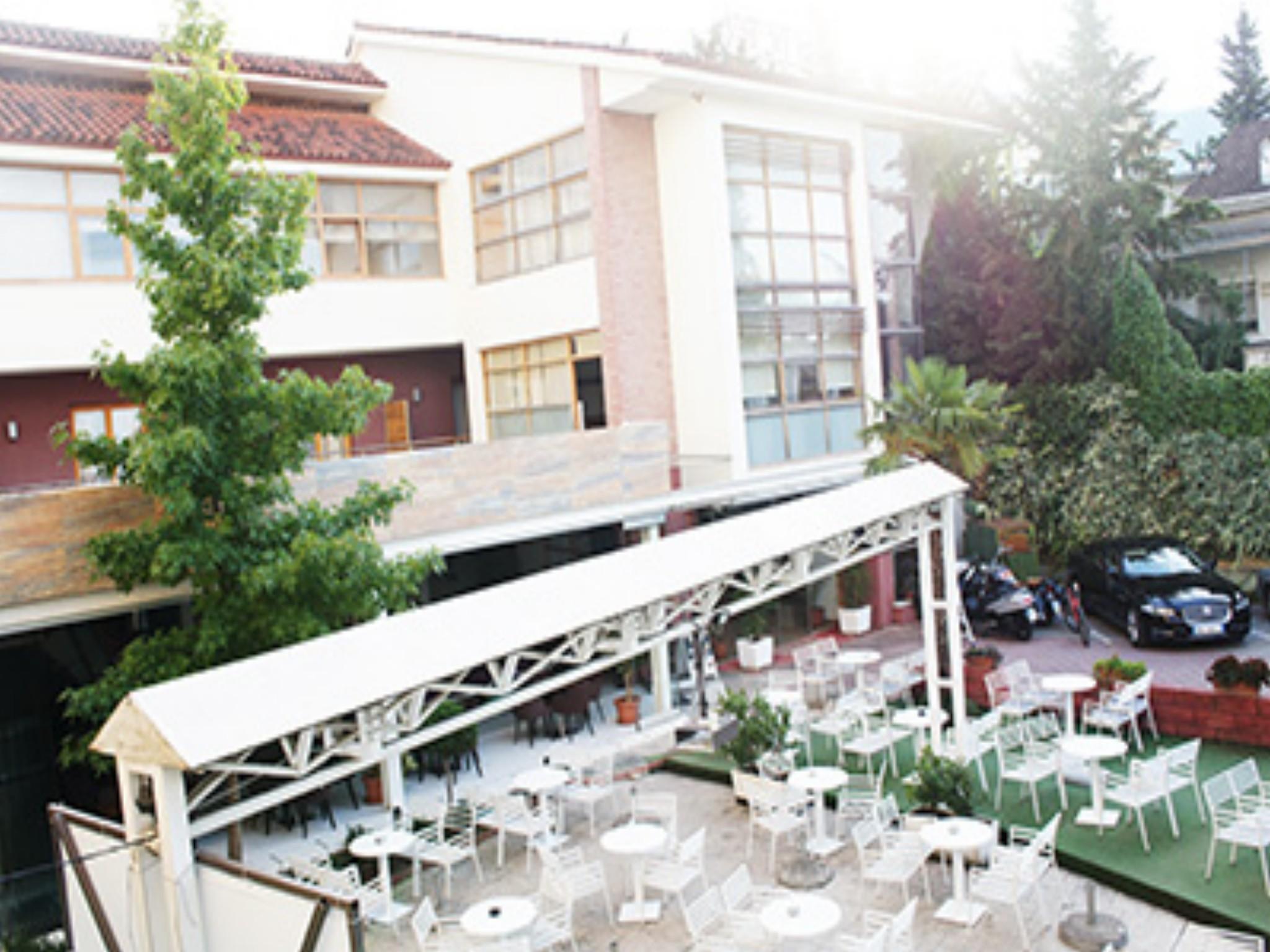 Hotel Bermon Тирана Экстерьер фото